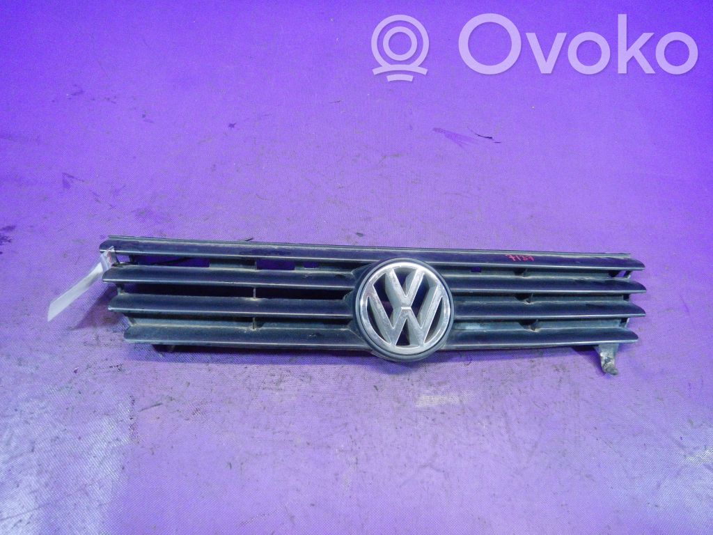Volkswagen PASSAT B4 Etupuskurin ylempi jäähdytinsäleikkö 