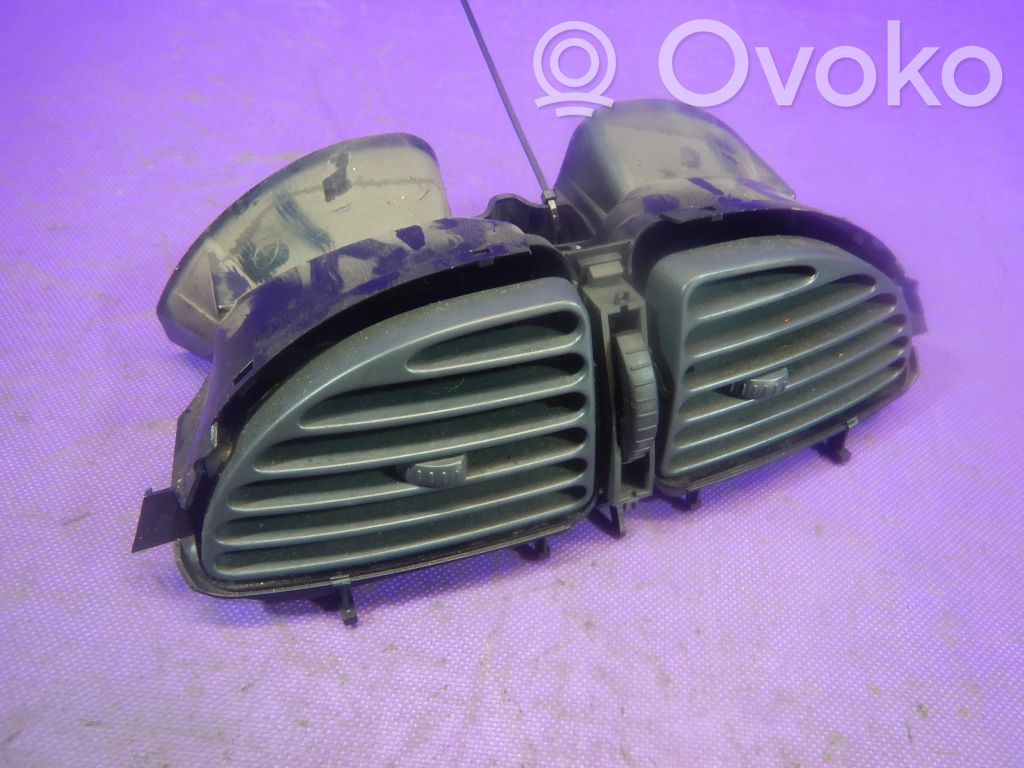 Citroen C5 Lango oro grotelės 