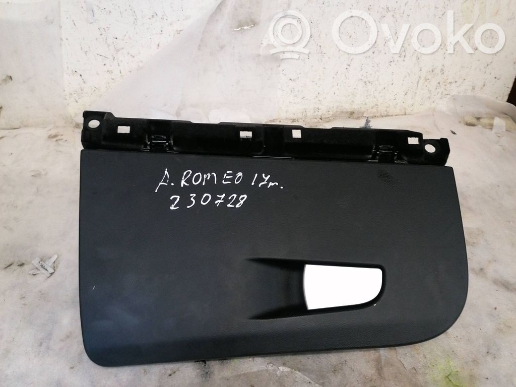 Glove box