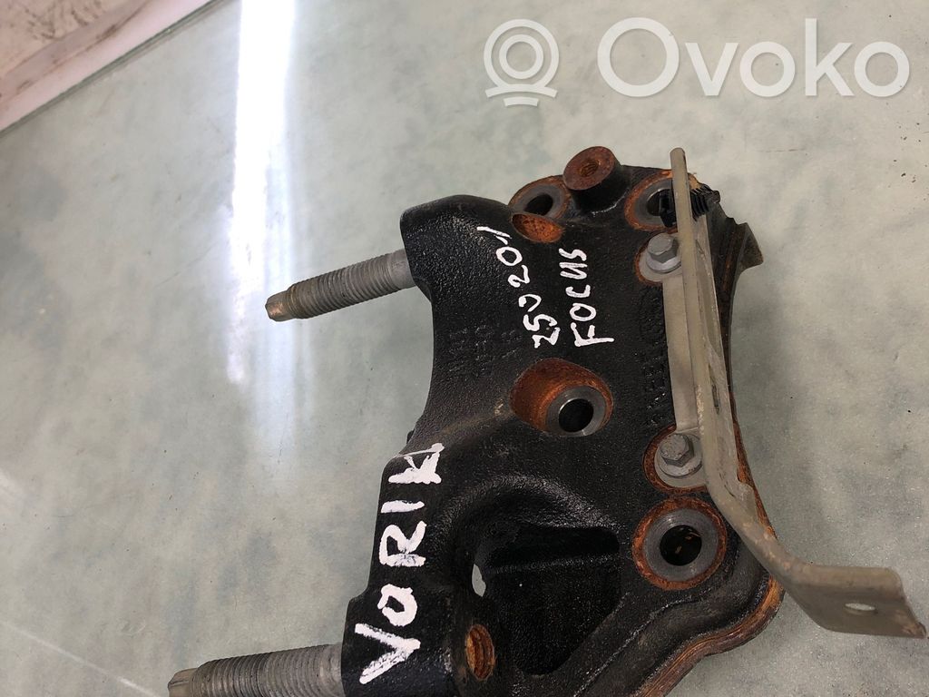 Ford Focus Engine mounting bracket 