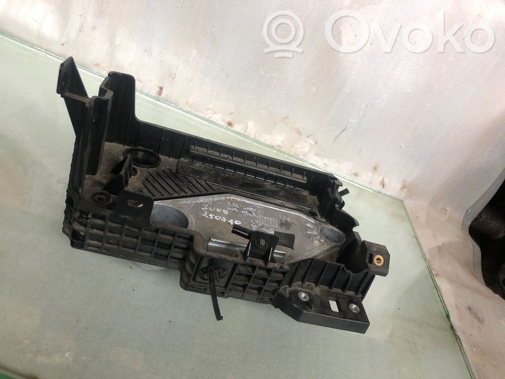 Nissan Juke II F16 Bandeja para la caja de la batería 