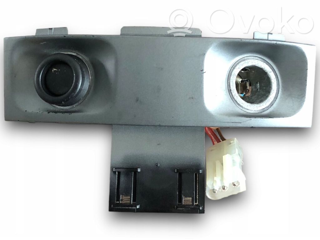 Enchufe de 12V (trasero)   6983820,6983820,7002402