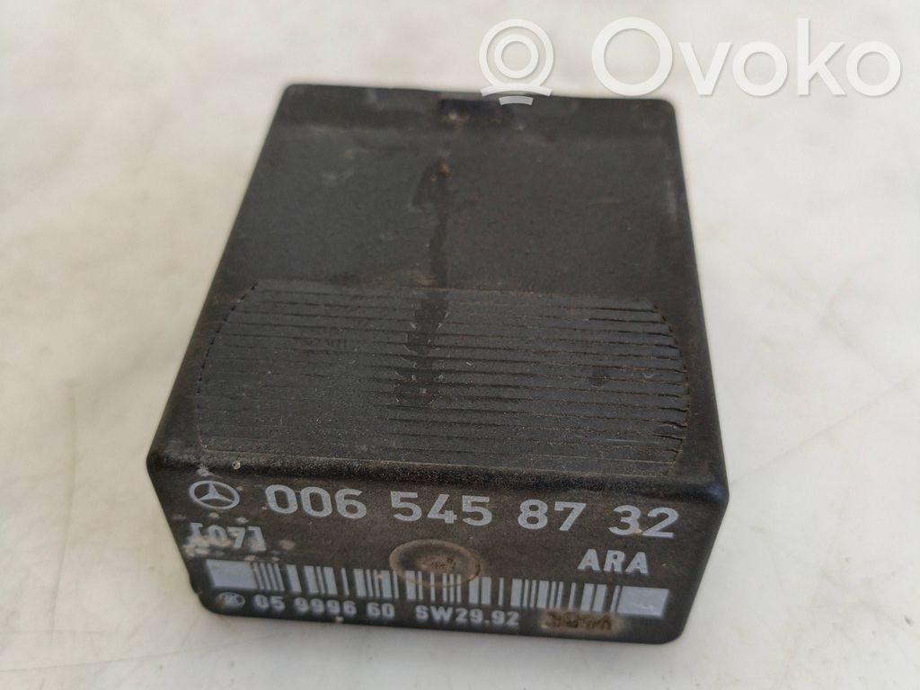 Mercedes-Benz E W124 Fuel pump relay 