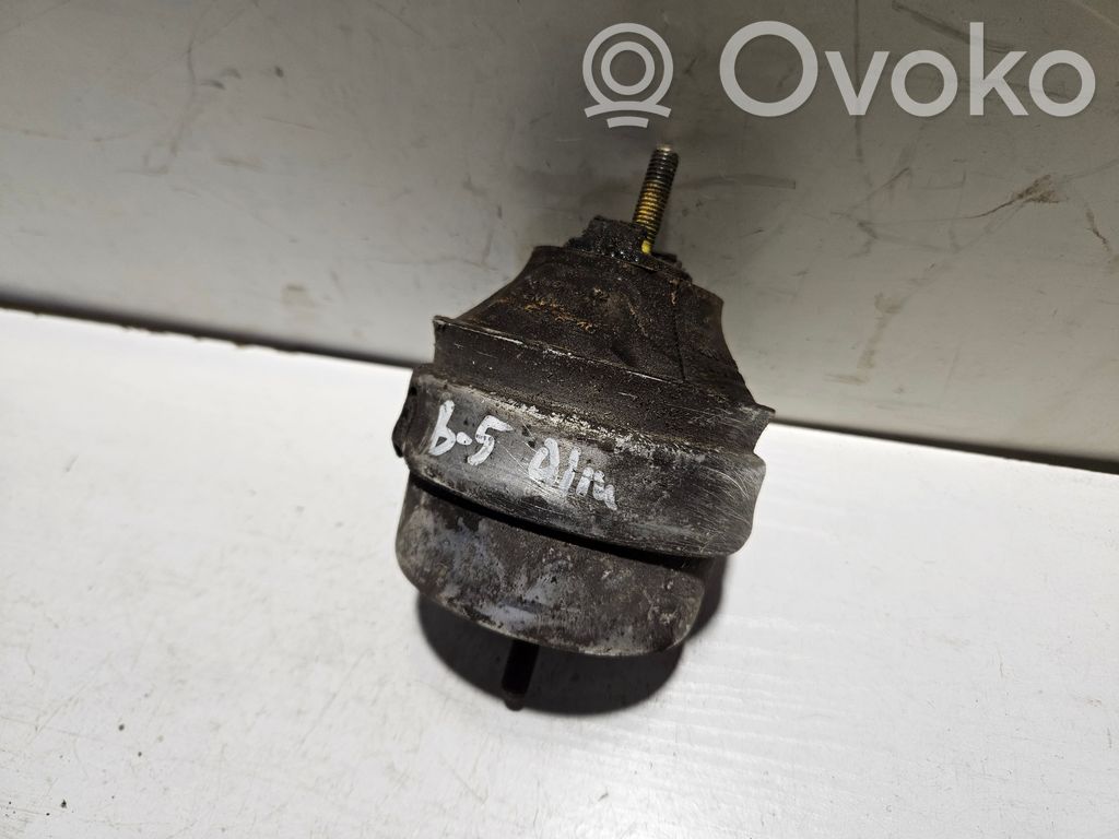 Audi A4 S4 B5 8D Engine mount bracket 