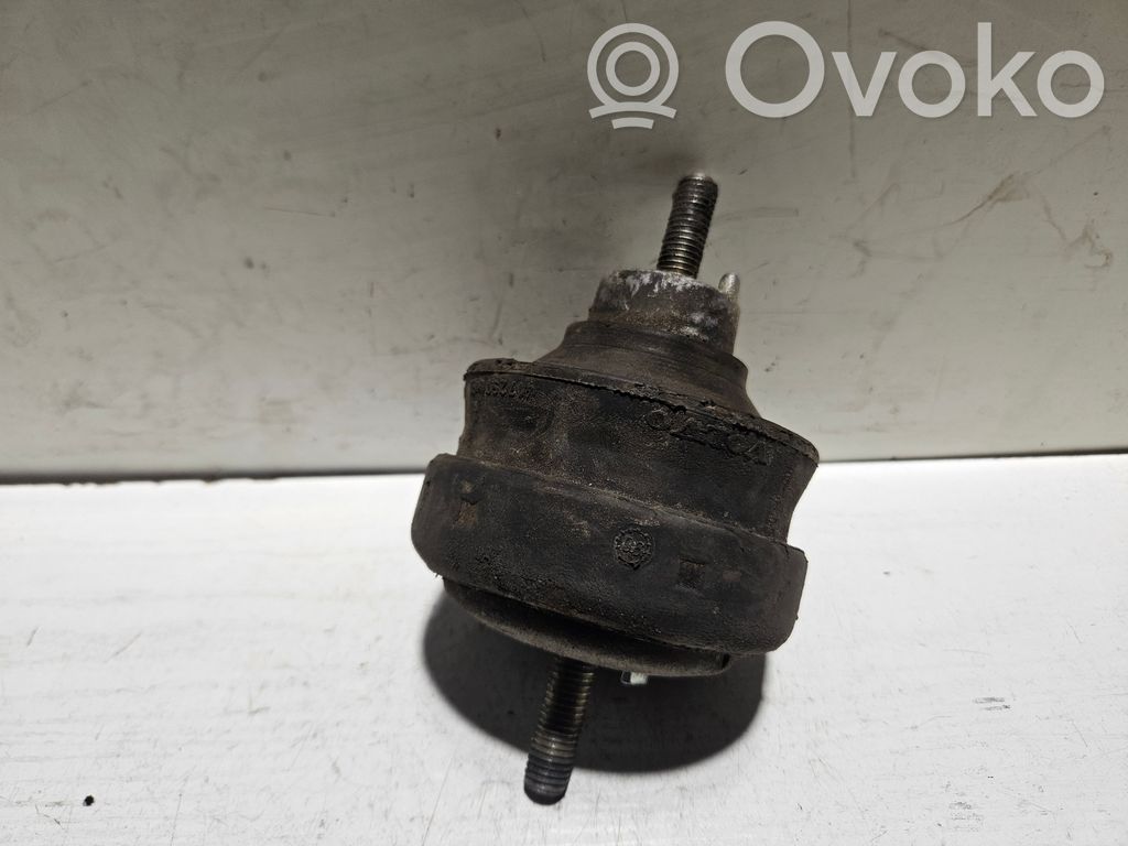 Volvo 440 Engine mount bracket 
