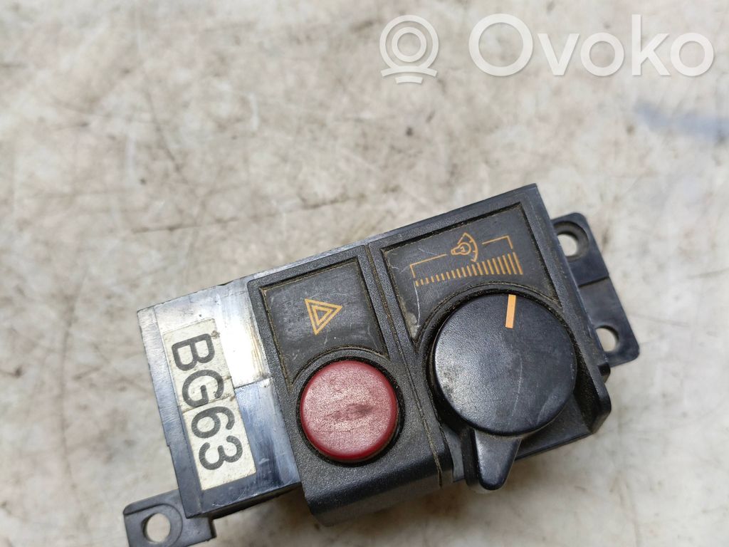 Mazda 323 Botón interruptor de luz de peligro 