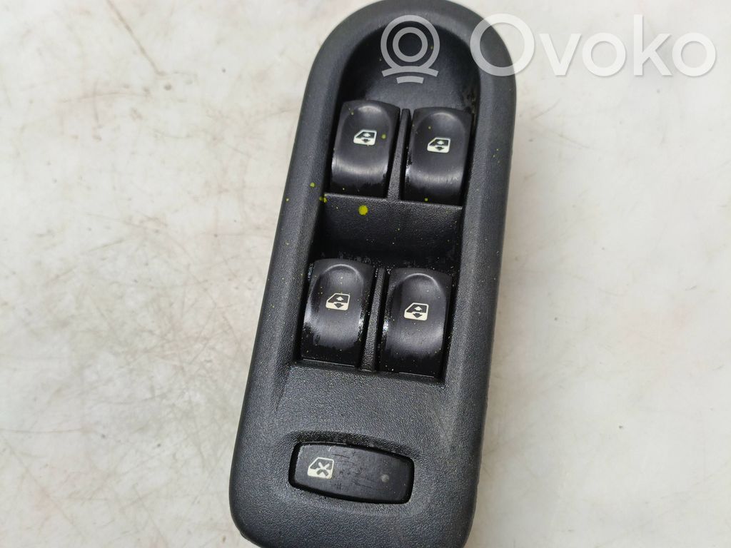 Renault Clio III Elektrisko logu slēdzis 