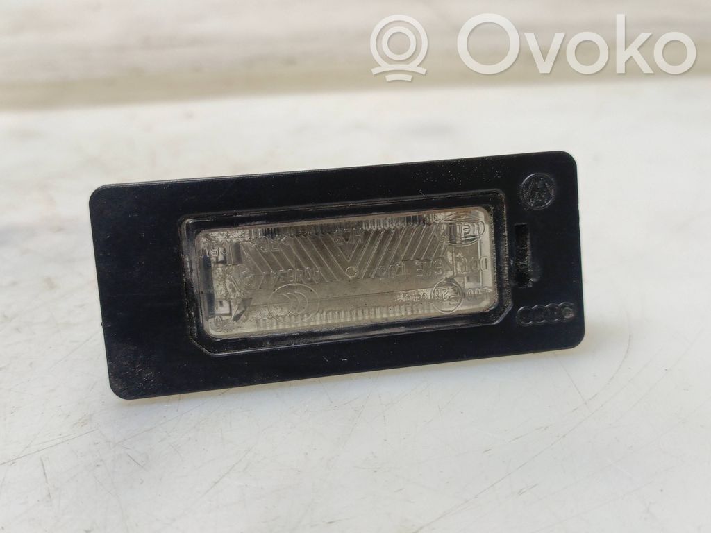 Volkswagen PASSAT B6 Lampa oświetlenia tylnej tablicy rejestracyjnej 