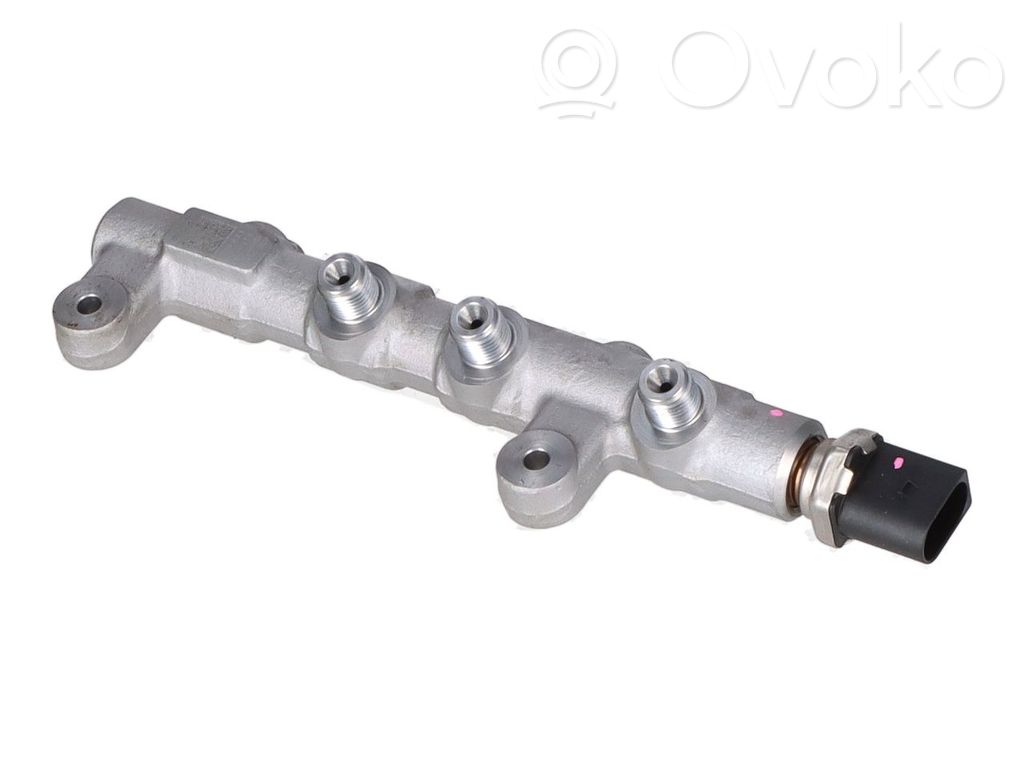 Volkswagen Touareg III Fuel injector supply line/pipe 