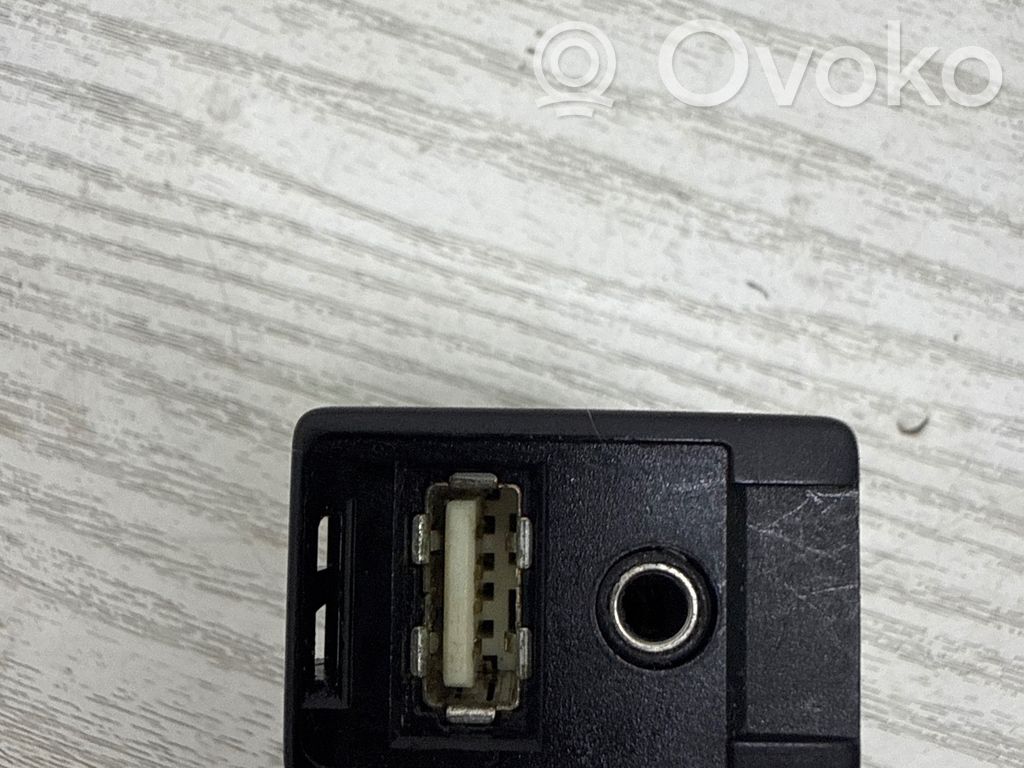 Toyota Avensis T270 USB socket connector 