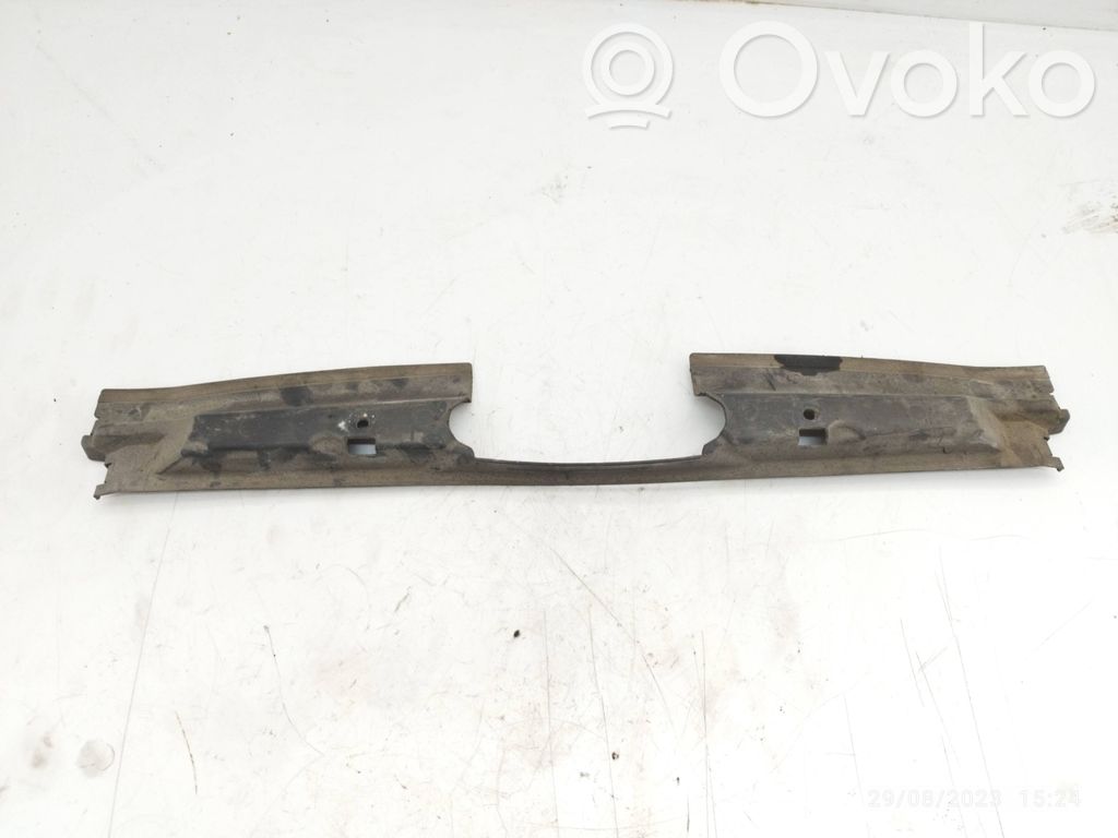 BMW 5 E60 E61 Kita variklio skyriaus detalė 