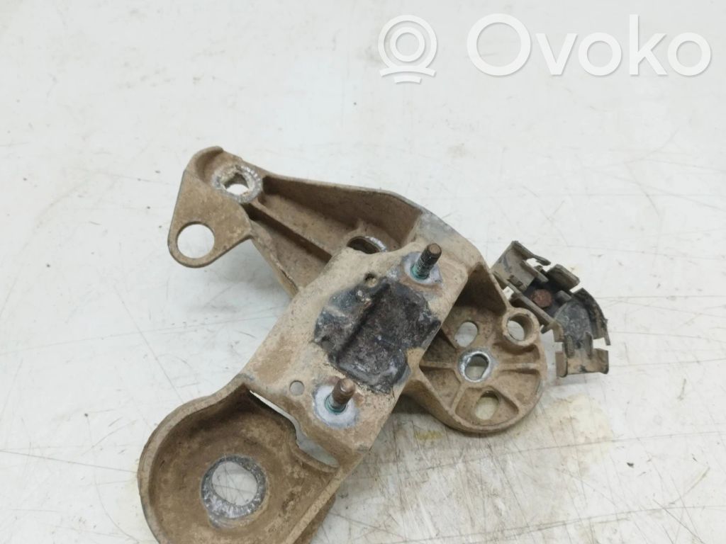 Audi A4 S4 B5 8D Engine mounting bracket 