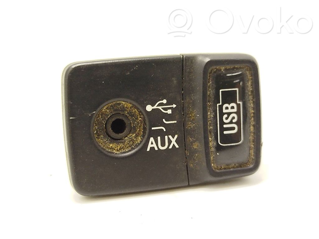 Opel Combo D Enchufe conector entrada auxiliar 