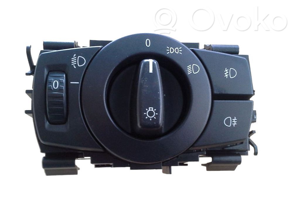 Light switch   693279403
