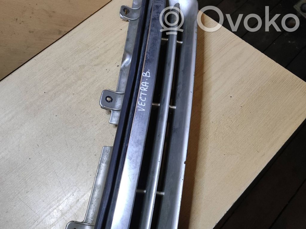 Opel Vectra B Etusäleikkö 