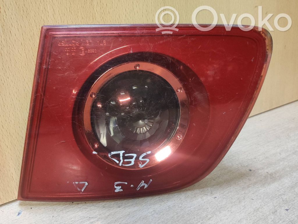 Mazda 3 I Galinis žibintas dangtyje 