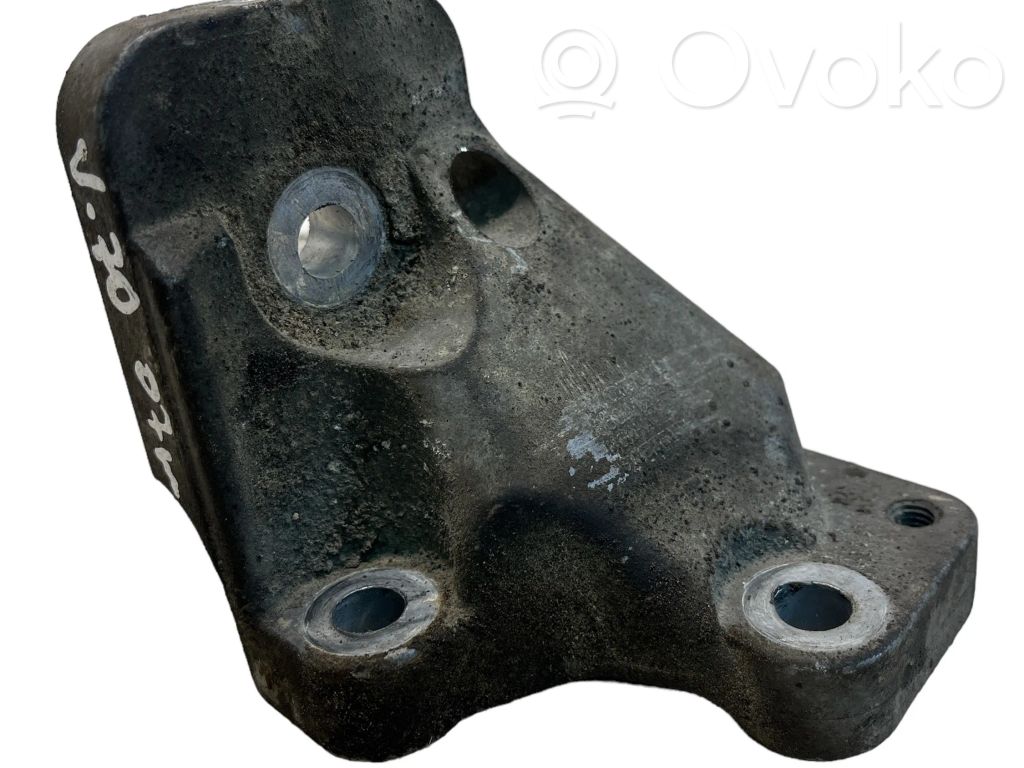 Volvo V70 Engine mounting bracket 