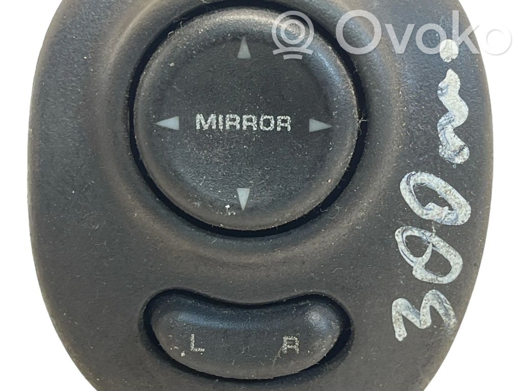 Wing mirror switch   39754D