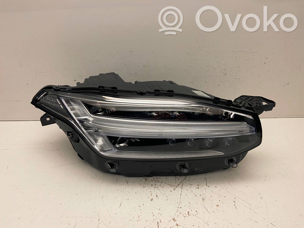 Volvo XC90 Lampa przednia 