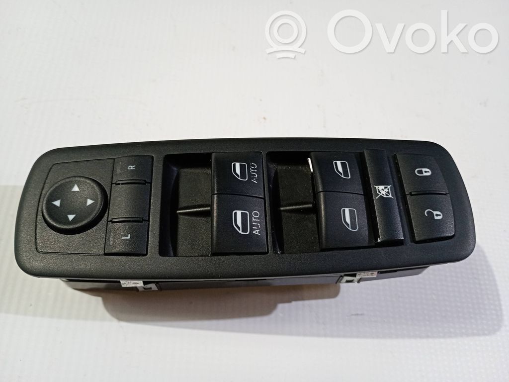 Przełącznik / Przycisk otwierania szyb   68139805AB