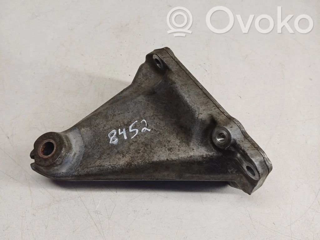 Mercedes-Benz C W203 Engine mounting bracket 