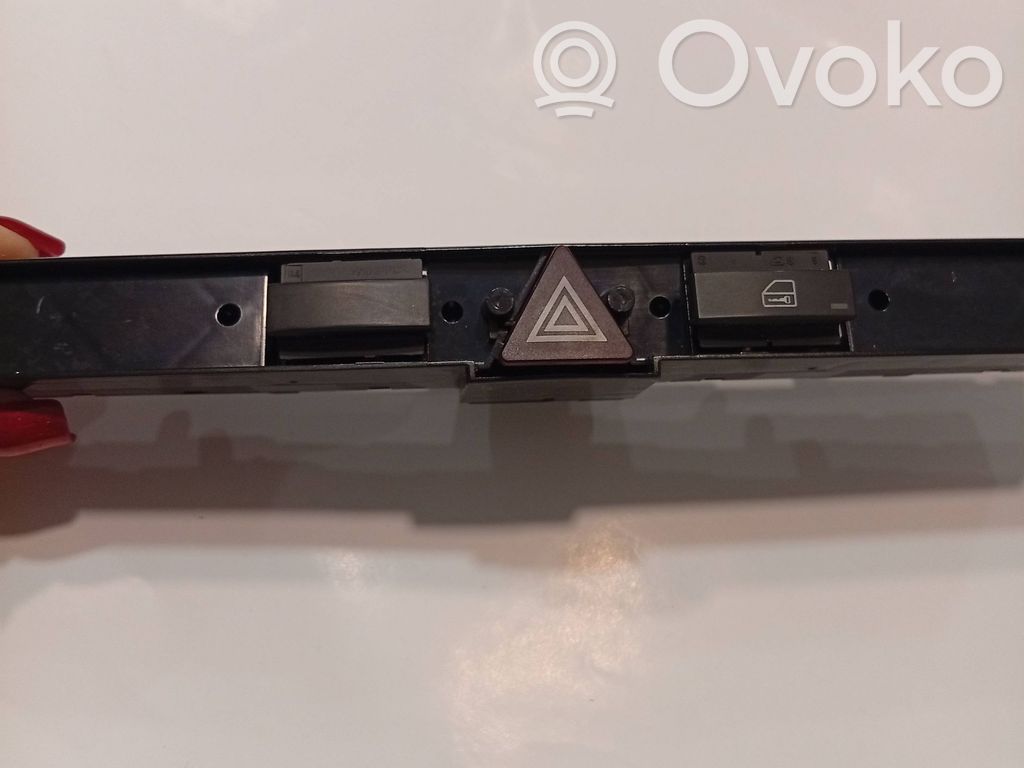 Opel Astra H Hazard light switch 
