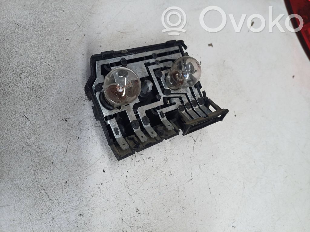 Audi A8 S8 D2 4D Takavalon polttimon suojan pidike 
