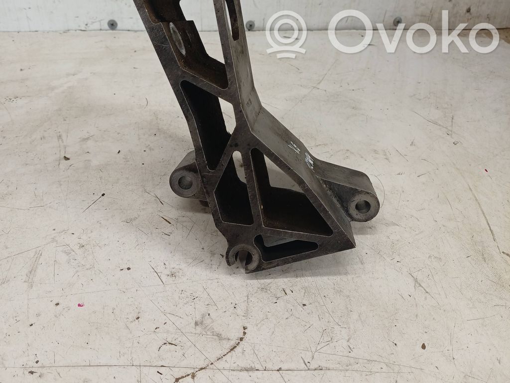 Volvo XC90 Engine mounting bracket 