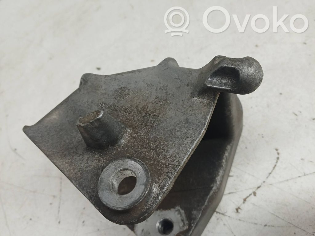 Opel Insignia A Engine mounting bracket 