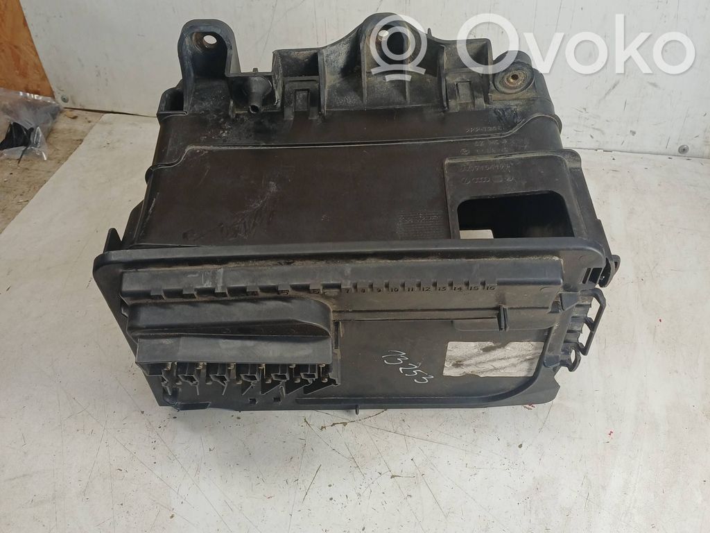 Volkswagen Polo IV 9N3 Akumuliatoriaus dėžė 