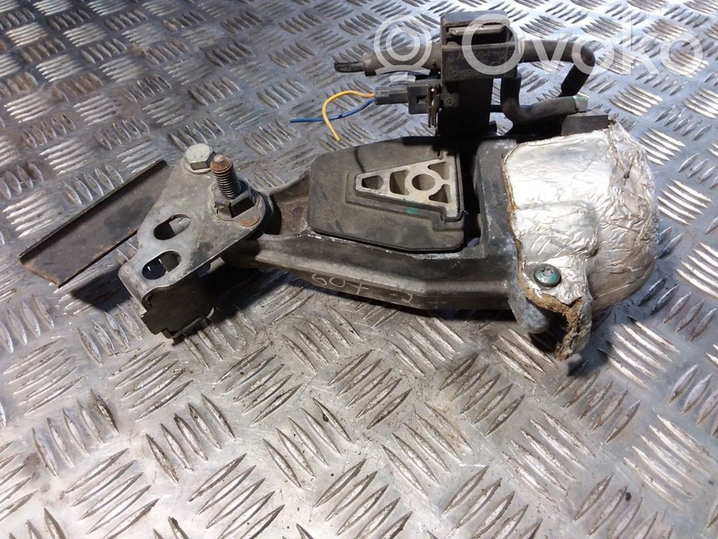 Peugeot 607 Engine mount bracket 