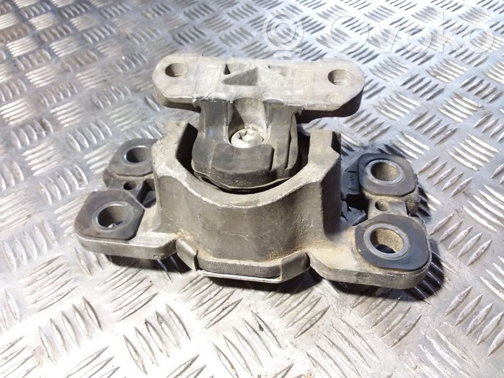Engine mount bracket   HL8090M03