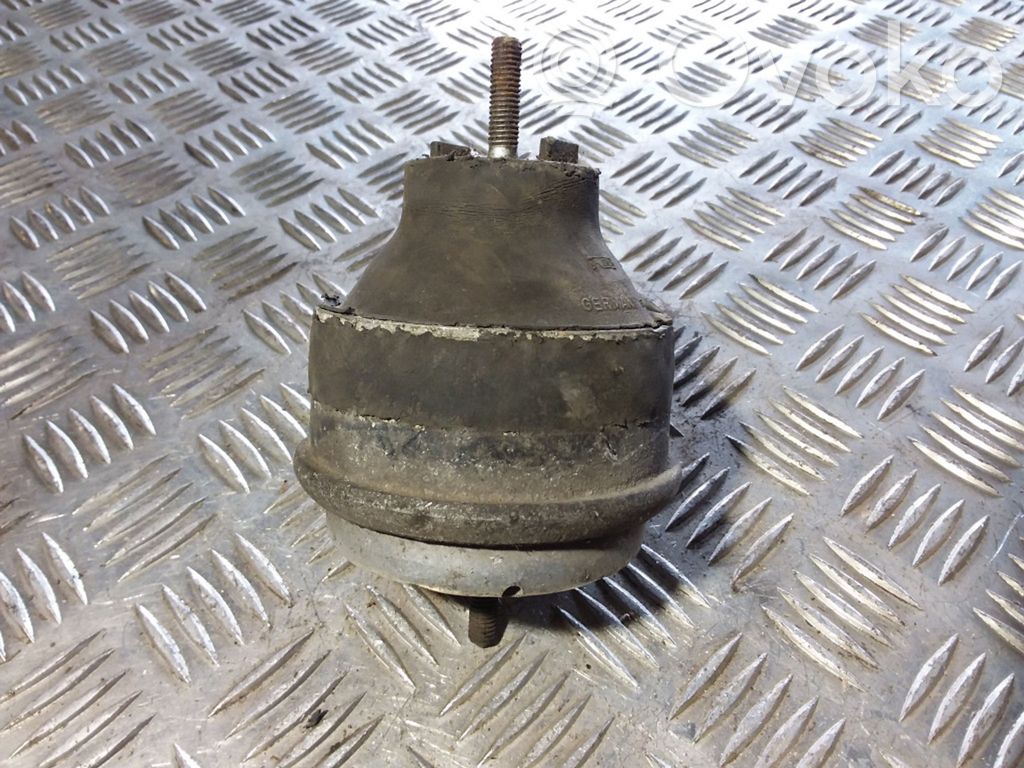 Volkswagen PASSAT B5 Engine mount bracket 