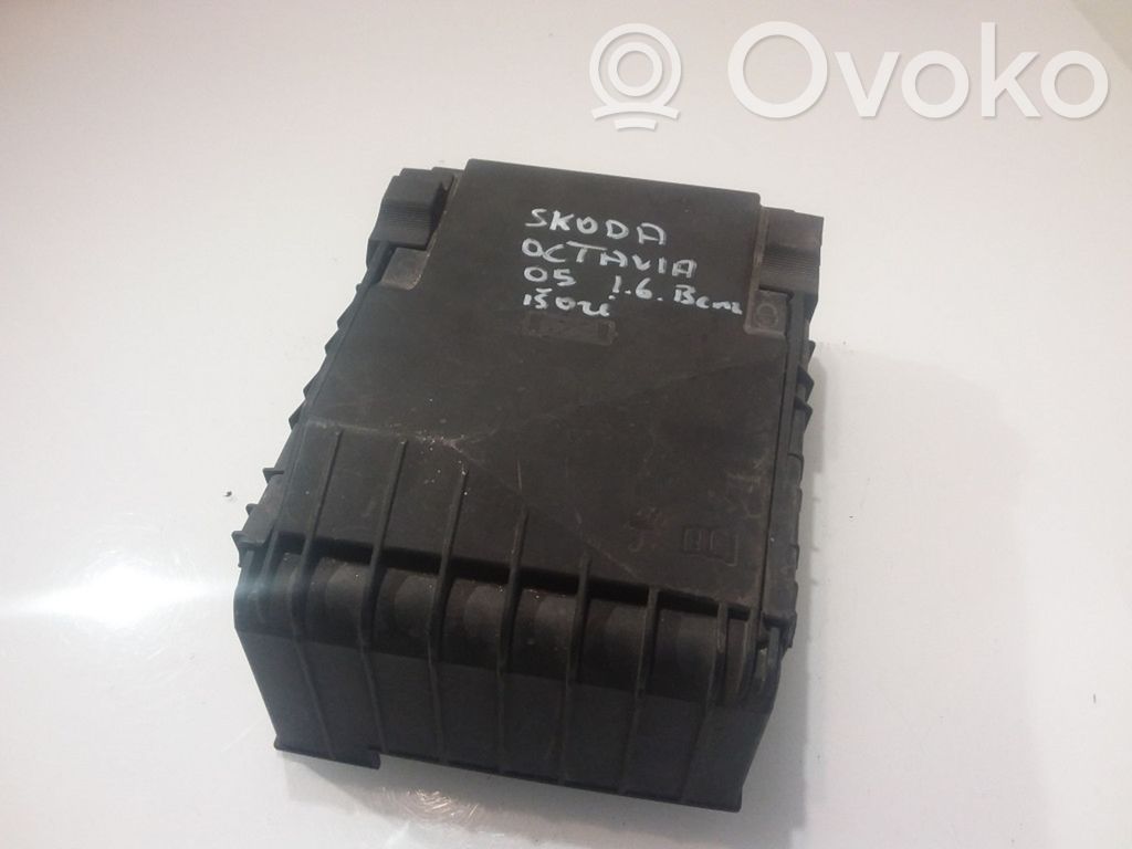 Skoda Octavia Mk2 (1Z) Fuse module 