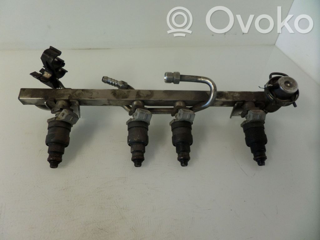 Audi A4 S4 B5 8D Listwa wtryskowa 