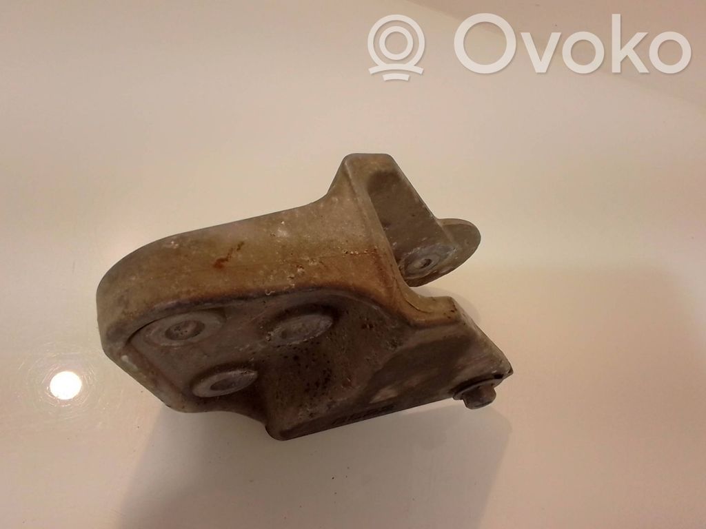 Engine mounting bracket   8522