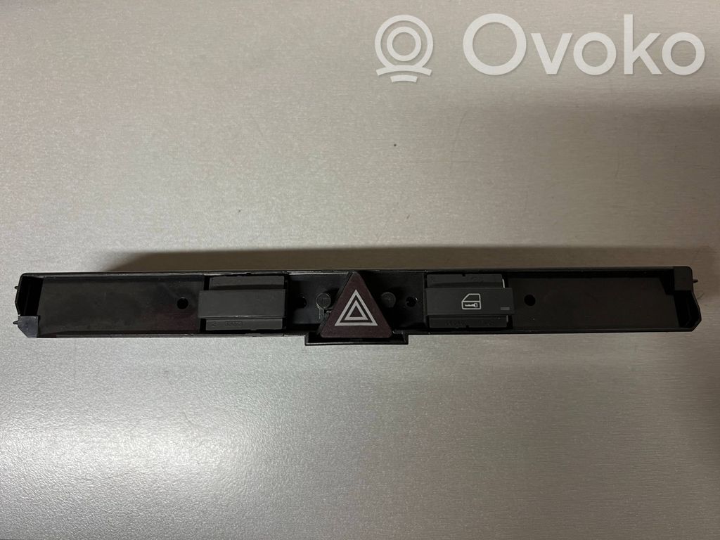 Hazard light switch   03758075,0320,13100105