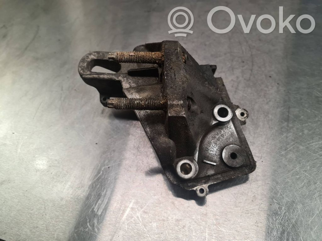 Ford Focus Engine mounting bracket 