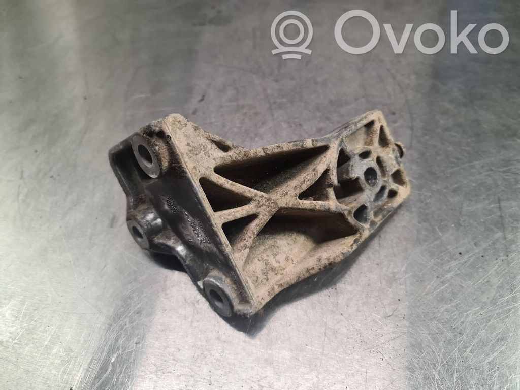 Volvo S80 Engine mounting bracket 