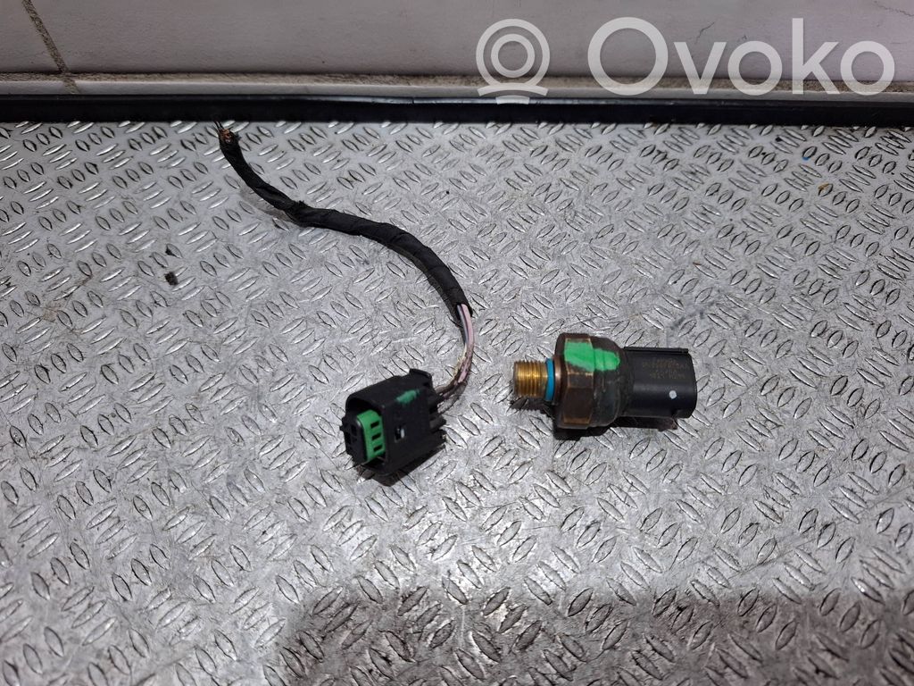 Sensor de presión de combustible   8W839F972AA