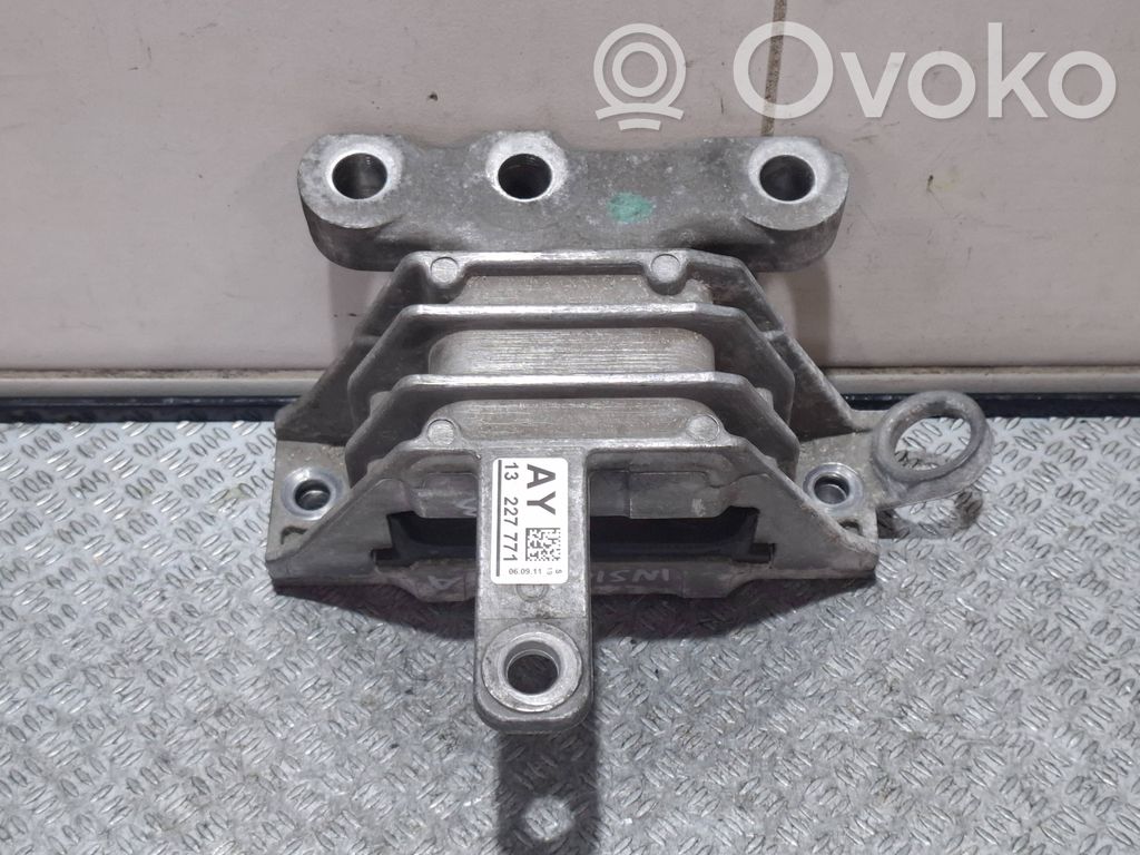 Opel Insignia A Engine mount bracket 