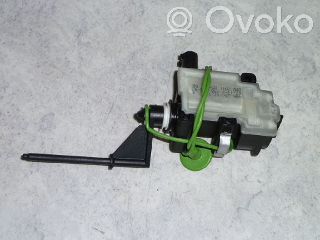 BMW 1 E82 E88 Fuel tank cap lock motor 