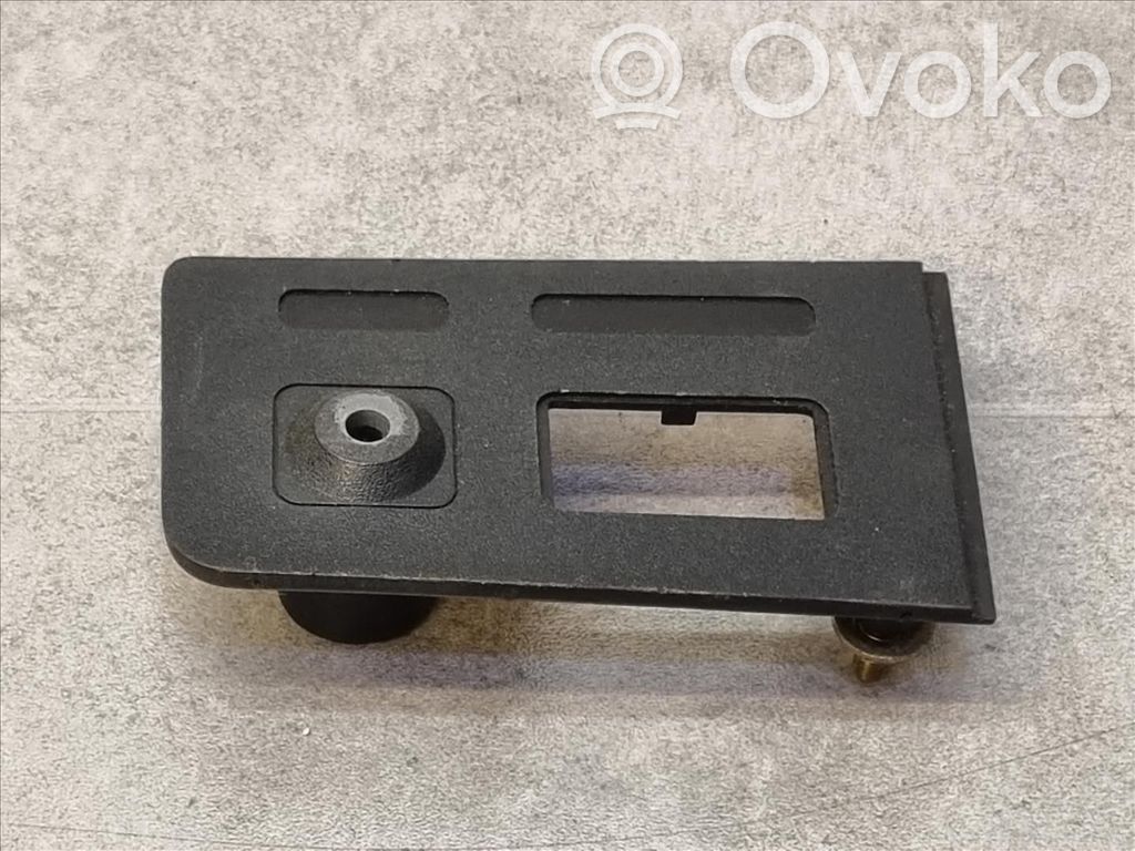 BMW 3 E30 Couvercle de boîte à fusibles 