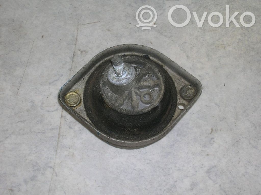 BMW 5 E39 Engine mounting bracket 