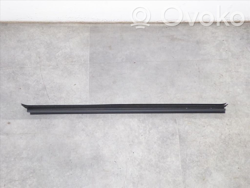 BMW 2 F46 Gumowa uszczelka drzwi tylnych 