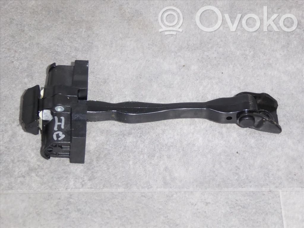 BMW 2 F46 Takaoven pidätin