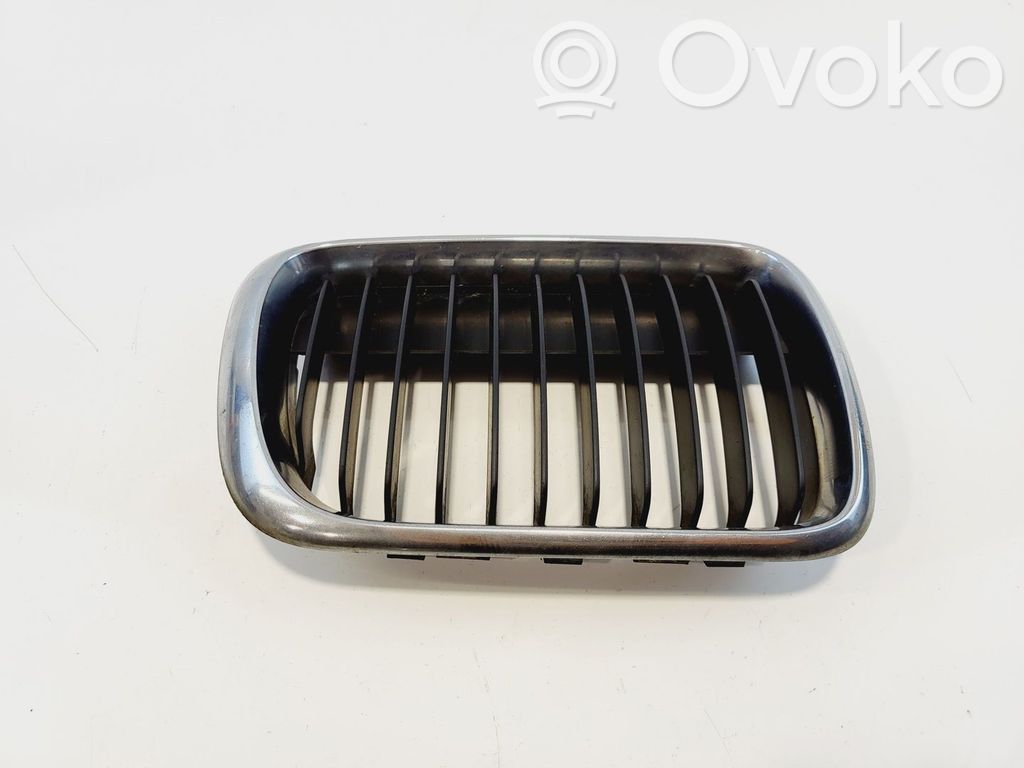 BMW 3 E36 Dzinēja pārsega dekoratīvais režģis 