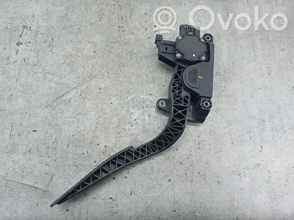 Accelerator throttle pedal