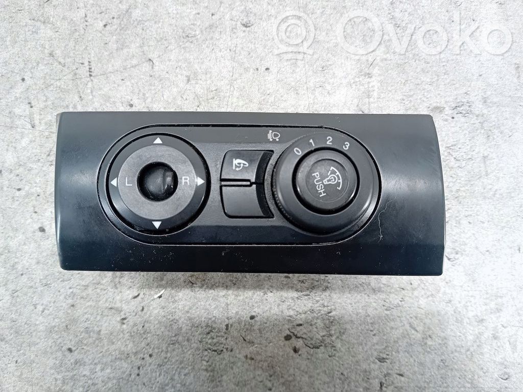 Quarter vent window switch