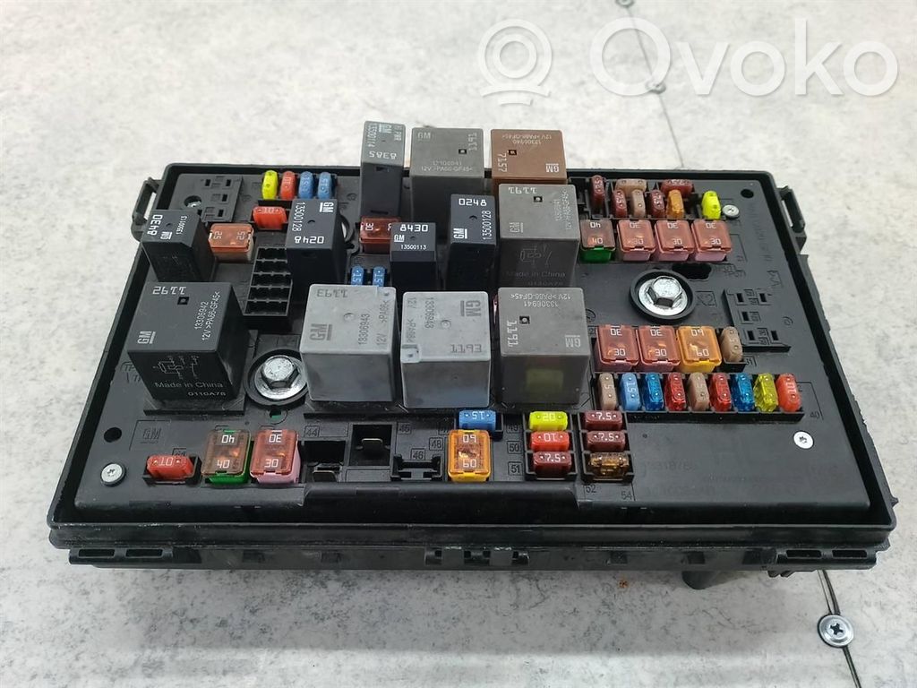 Opel Astra J Juego de caja de fusibles 